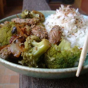 boeuf sauté aux oignons et au brocoli