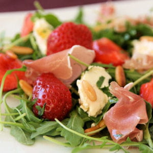 salade de roquette aux fraises, vinaigrette au miel