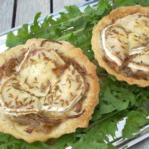 tartelettes au confit d'oignons rouges et au chèvre