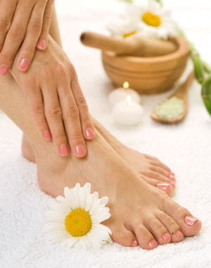 10 gestes pour chouchouter ses pieds : limer ses ongles