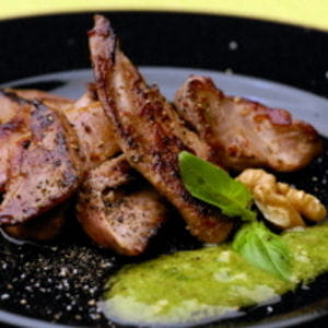 aiguillettes de canard à la plancha, pistou de noix
