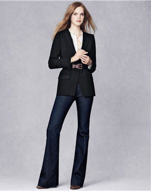 la veste noire, le jean flare et les escarpins de vanessa bruno pour la redoute