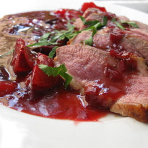 magret de canard, sauce aux prunes