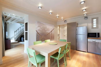 Parquet et poutres dans un duplex lumineux