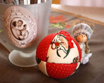 Fabriquer une boule de No&euml;l en tissu patchwork