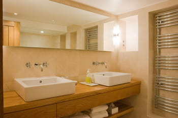 Salle de bains et bois, un duo &agrave; suivre