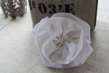 Une fleur en taffetas pour les cheveux