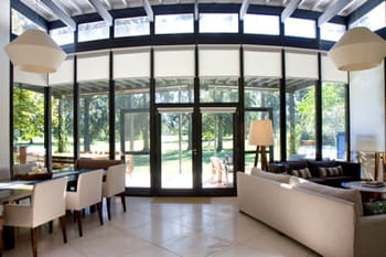 Une maison d'archi avec verri&egrave;re arrondie