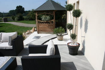 Une terrasse am&eacute;nag&eacute;e dans un style design