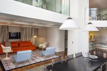 Un duplex &agrave; l'esprit loft et &agrave; la d&eacute;co d&eacute;complex&eacute;e