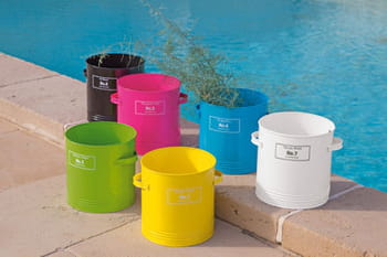 Jardini&egrave;res et pots de fleurs color&eacute;s