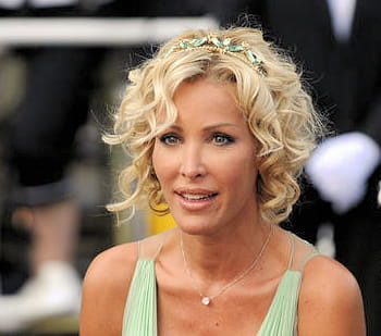 ophélie winter à la montée des marches du festival de cannes en 2008.