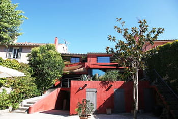 Une maison rouge baign&eacute;e de lumi&egrave;re