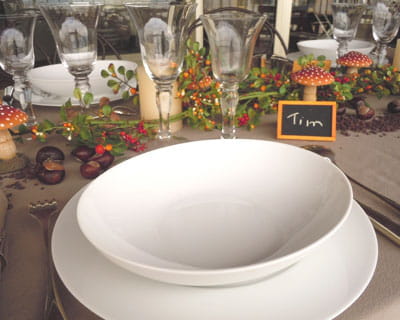 des assiettes blanches, simples et tout en rondeur