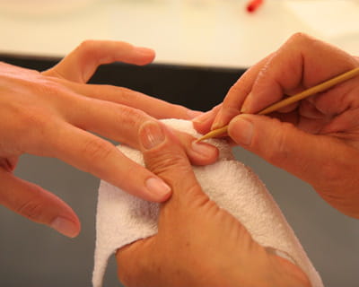 faites-vous des jolis ongles manucurés 