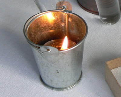 un bougeoir en zinc