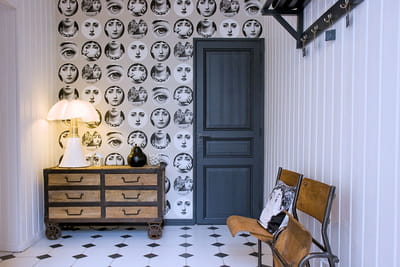 papier peint sur un seul pan de mur dans l'entrée