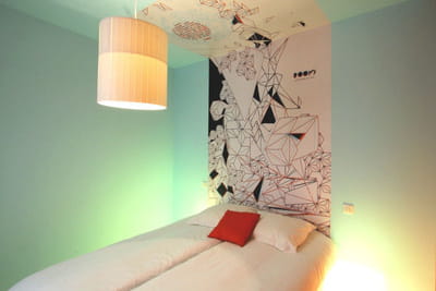 tête de lit en lé de papier peint imprimé design