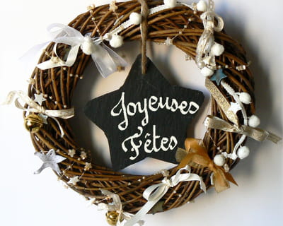 une couronne de noël crème et or