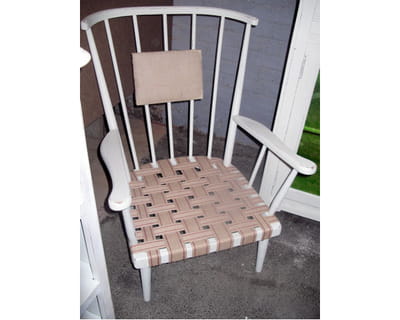 un fauteuil en bois relooké avec des sangles