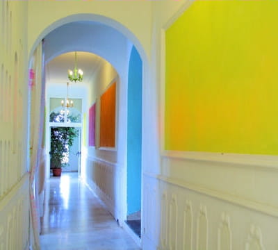 un couloir égayé par des couleurs acidulées