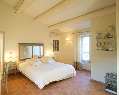une chambre alliant sobriété et luminosité