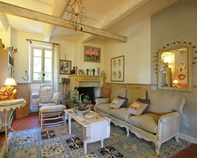 un salon chic et coloré