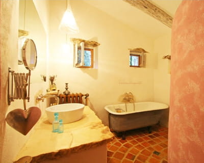 une salle de bains alliant féminité et authenticité