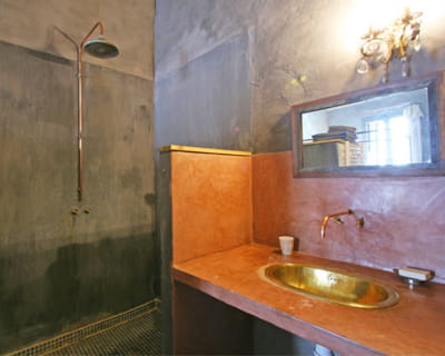 un coin salle de bains à l'ambiance orientale
