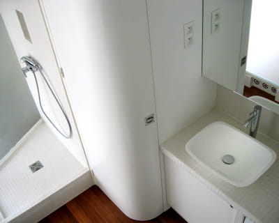 une salle de bains petite mais fonctionnelle