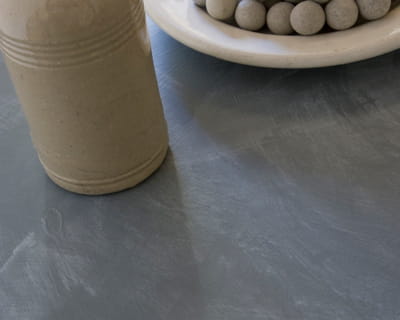 sur une peinture grise, on obtient un effet patiné, proche du béton