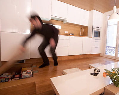sou l'estrade, des niches de rangement