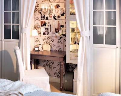 tissu au mur minna, lustre kristaller, bureau isala et chaise henriksdal