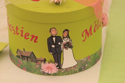 une boîte à l'effigie des mariés. 