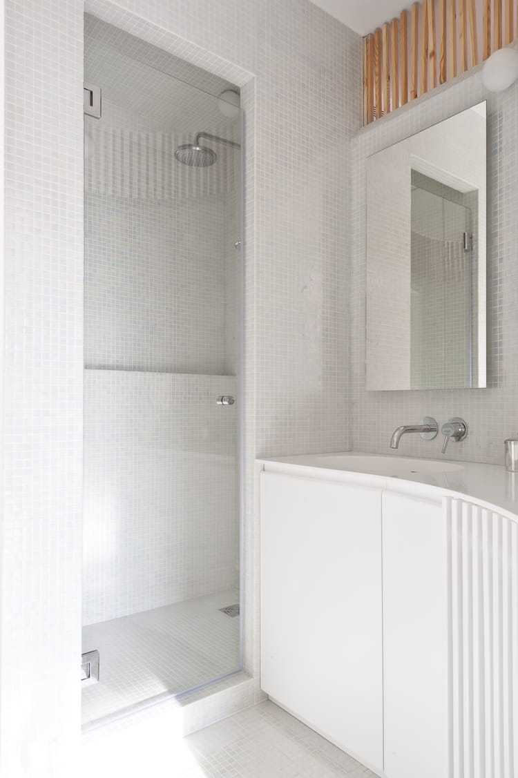 Une petite salle de bains fonctionnelle
