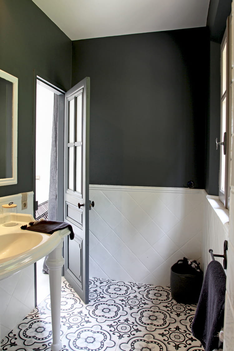 Chambre En Gris Et Rose : Petite salle de bains contemporaine Une villa métamorphosée grâce Chambre En Gris Et Rose : Petite salle de bains contemporaine Une villa métamorphosée grâce