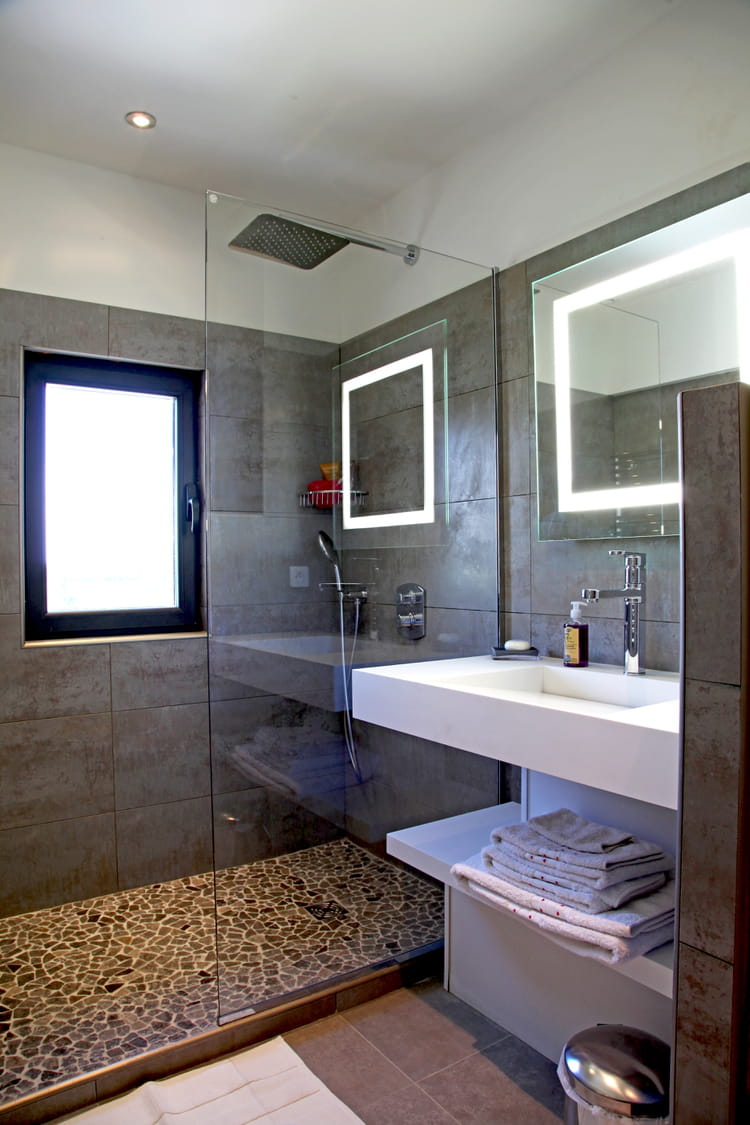 Belle petite salle bain moderne avec haute résolution images ...