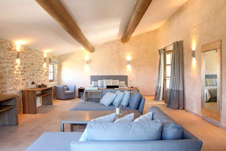 Decoration Chambre Bebe Moderne : Chambre couleur ciel Une bastide habillée de pierres en Luberon Decoration Chambre Bebe Moderne : Chambre couleur ciel Une bastide habillée de pierres en Luberon