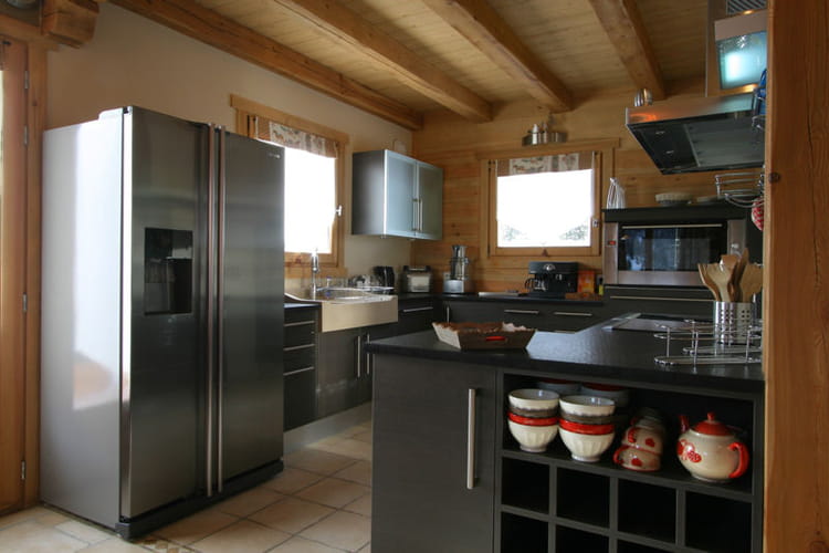 Cuisine moderne dans chalet traditionnel Le noir en cuisine, on Cuisine moderne dans chalet traditionnel Le noir en cuisine, on