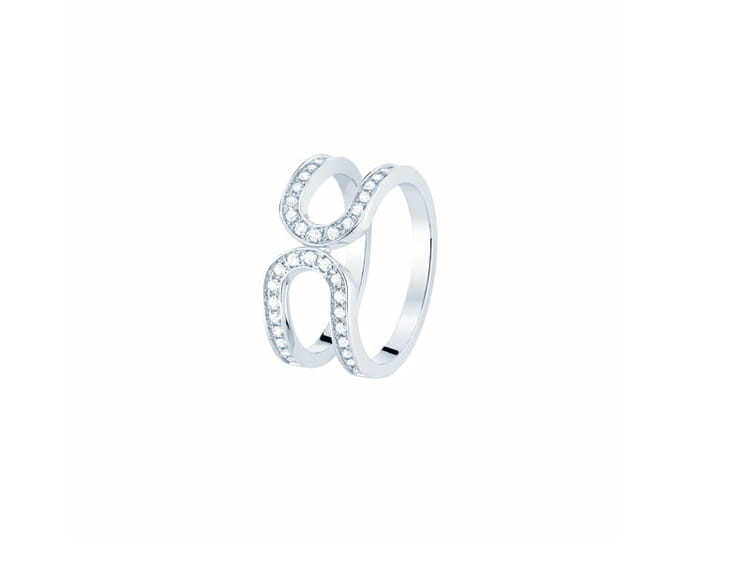 Résolument moderne, cette bague en or blanc et diamants va conquérir ... Résolument moderne, cette bague en or blanc et diamants va conquérir ...