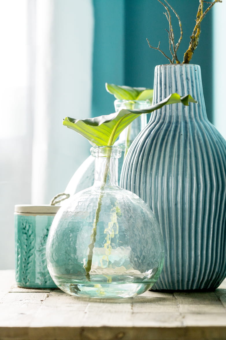 Vase Gaia vert d'eau d'Athezza Le vase en verre coloré, l'objet déco