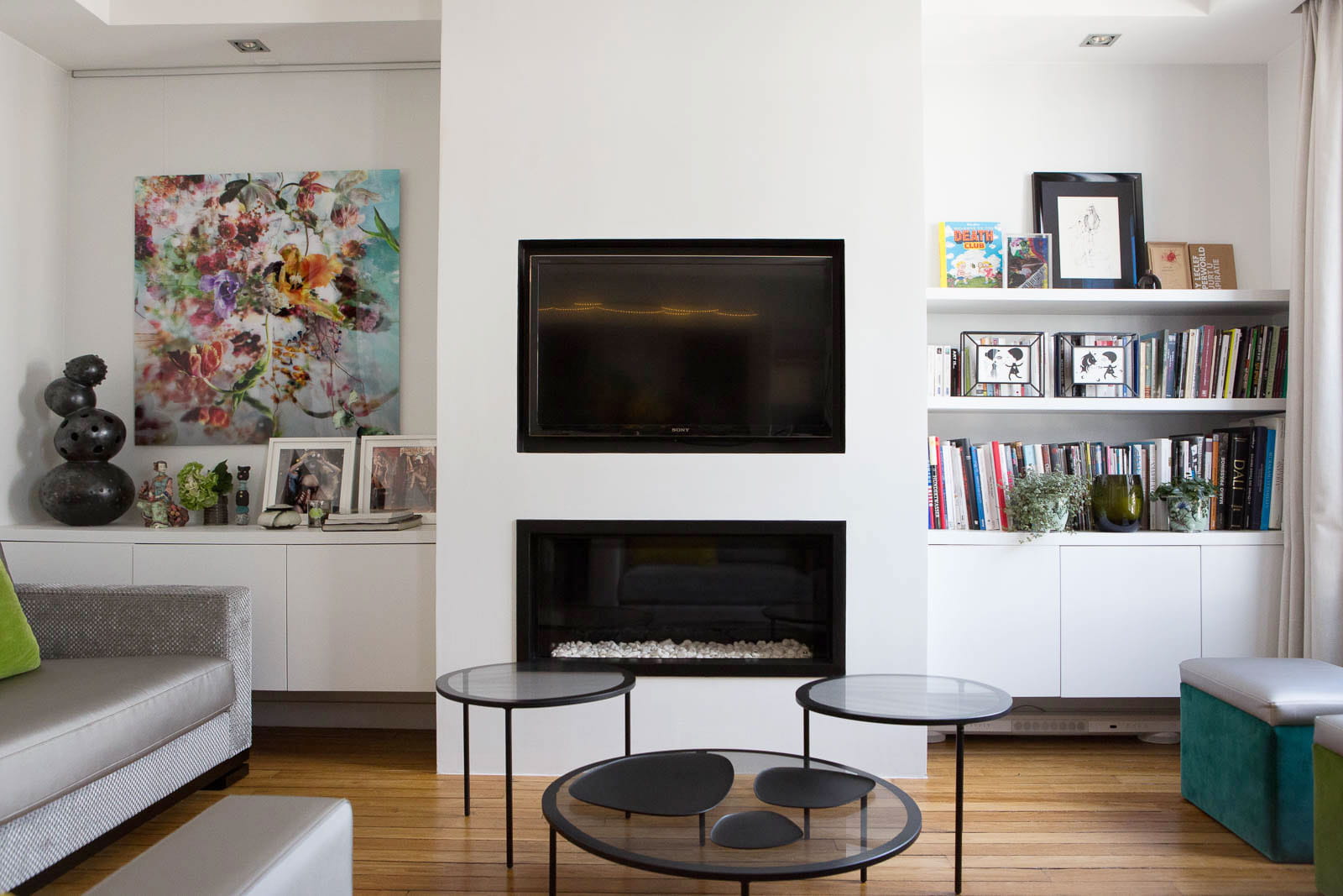 Salon contemporain avec cheminee: une maison moderne qui invite le ...