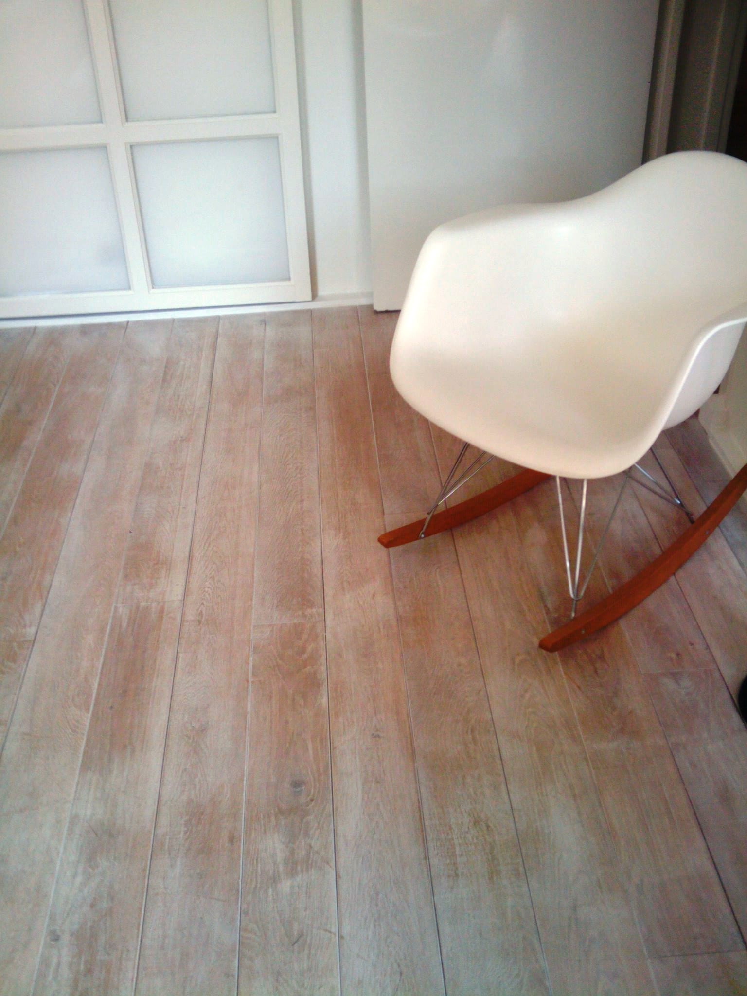 Un parquet massif blanchi signé charme et parquet