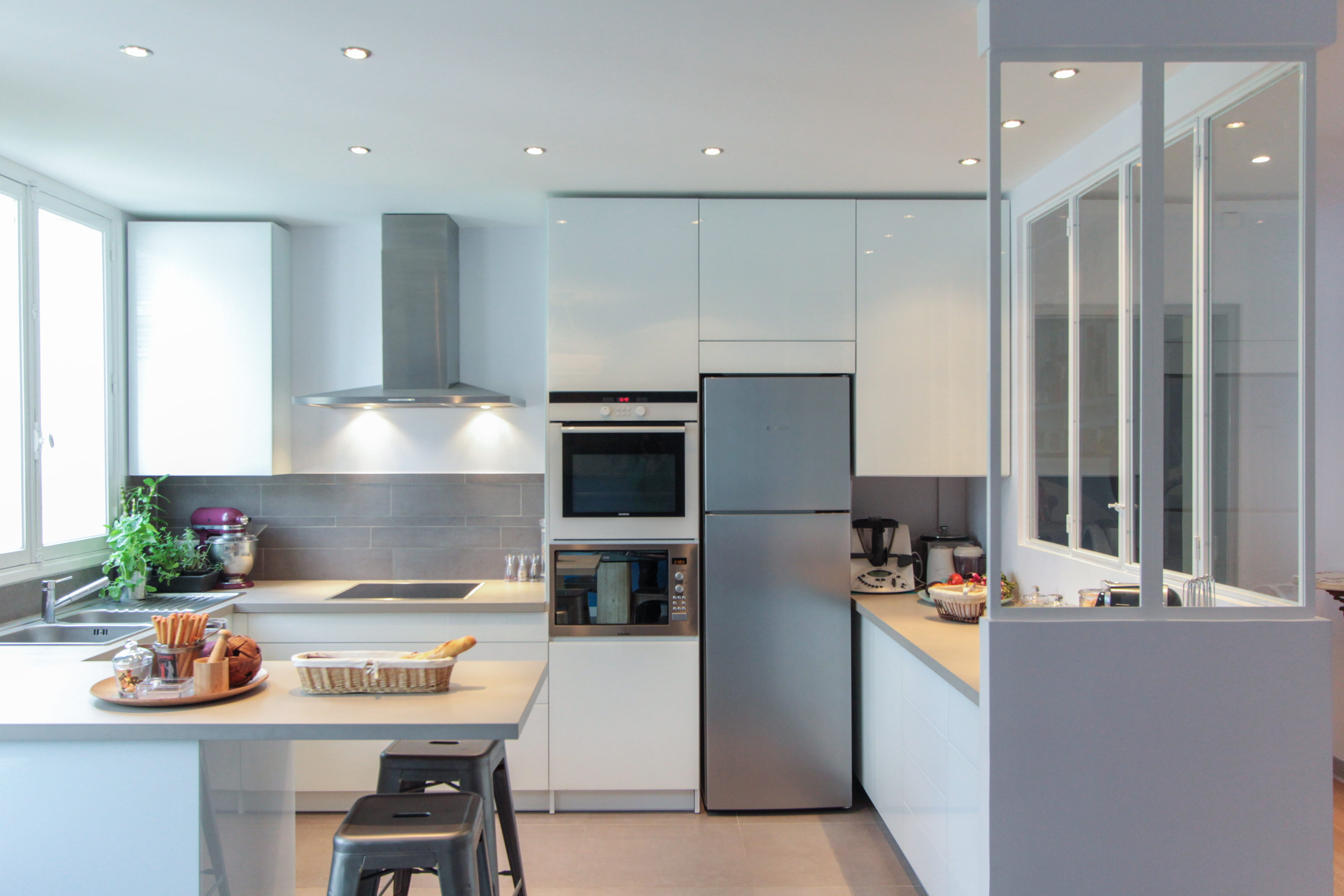 Du gris pour une mise en lumière de la cuisine