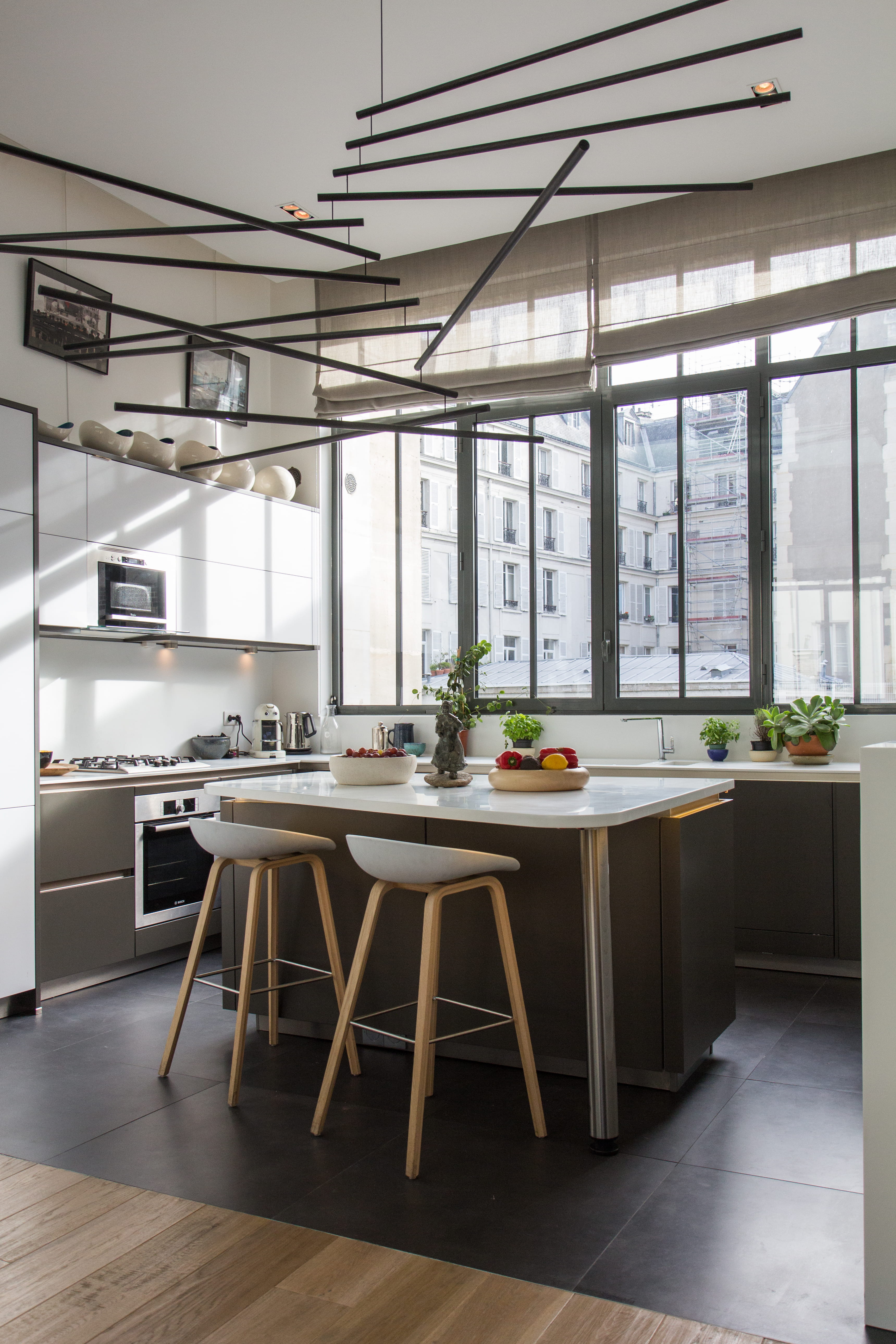 Du gris et du blanc pour une cuisine aux accents industriels