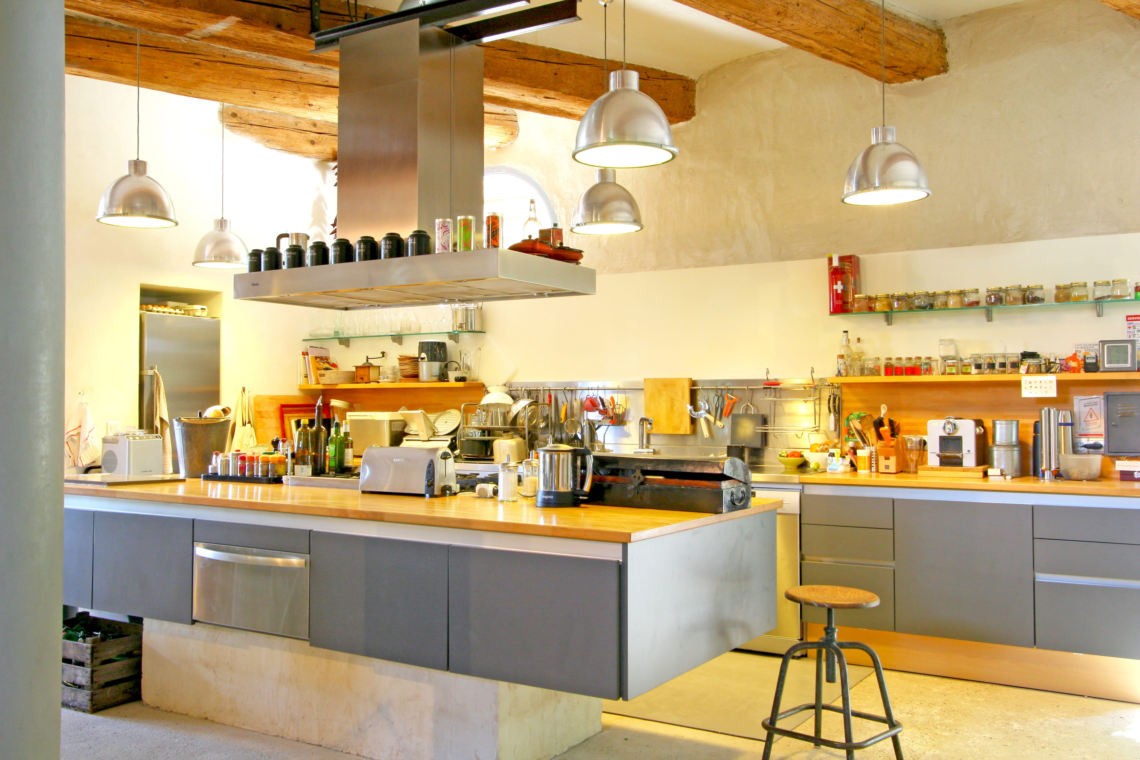Une cuisine grise, douce et claire
