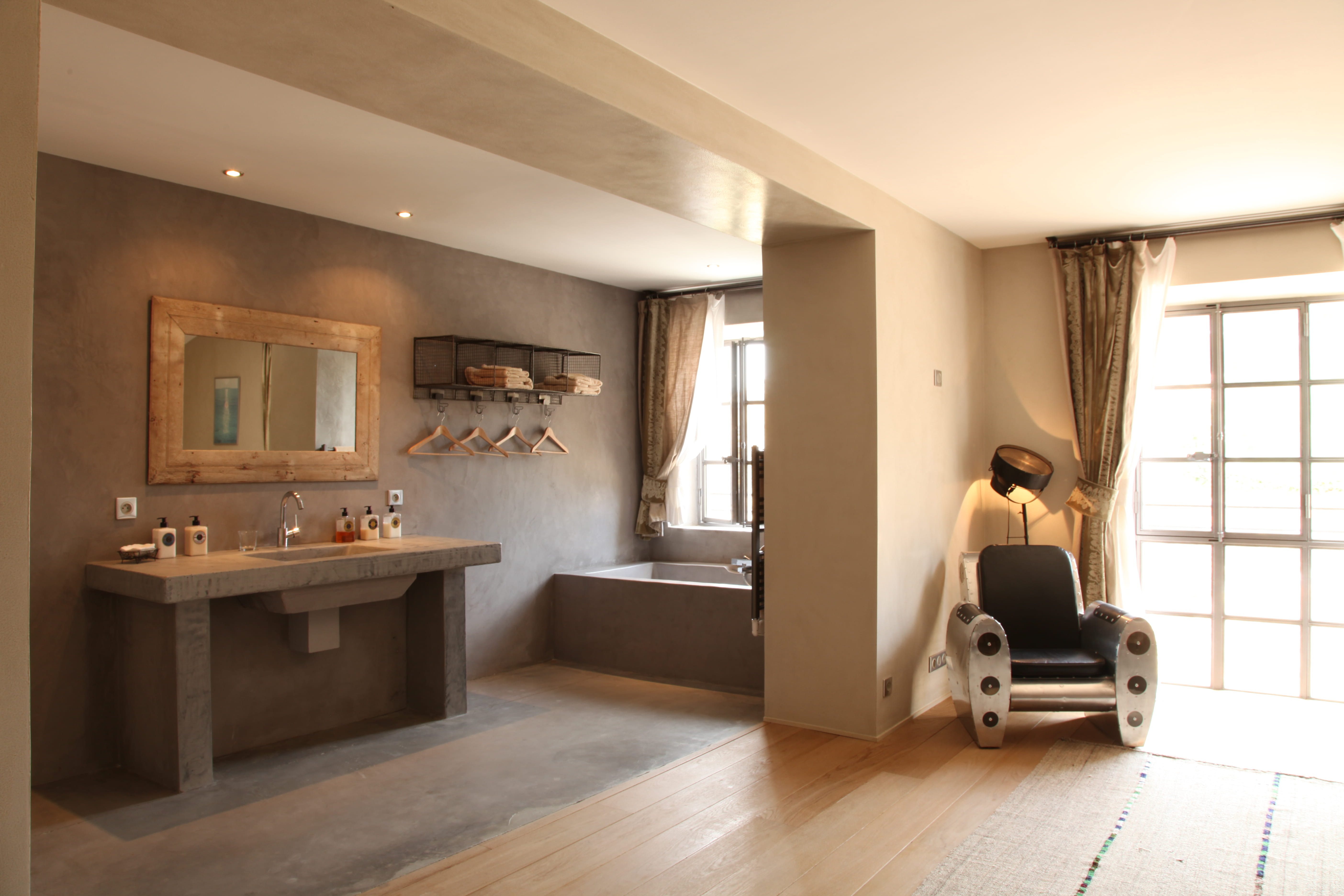 Une salle de bains en béton : le raffinement d'une salle de bains ...
