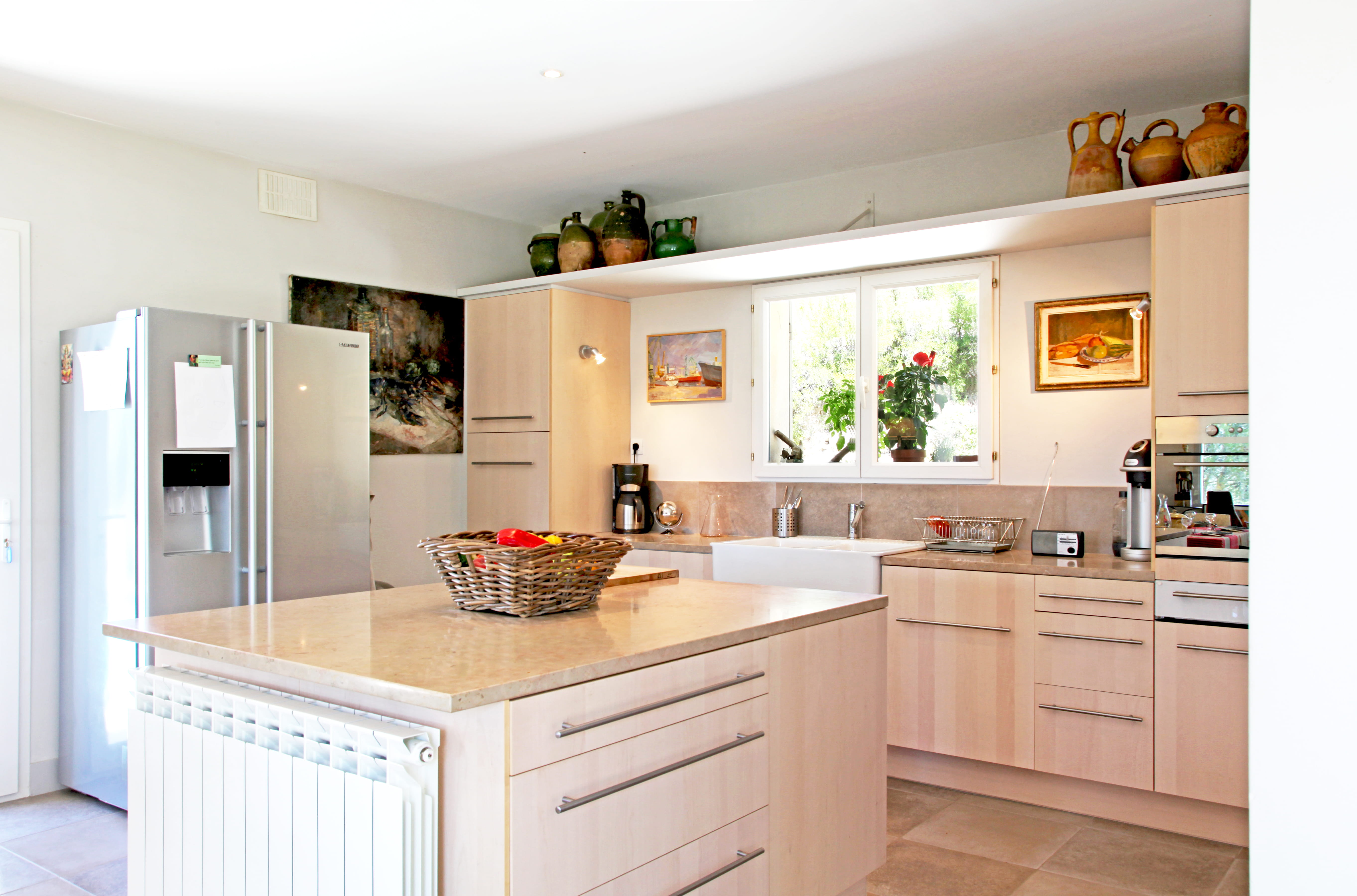 Une cuisine campagne beige conviviale