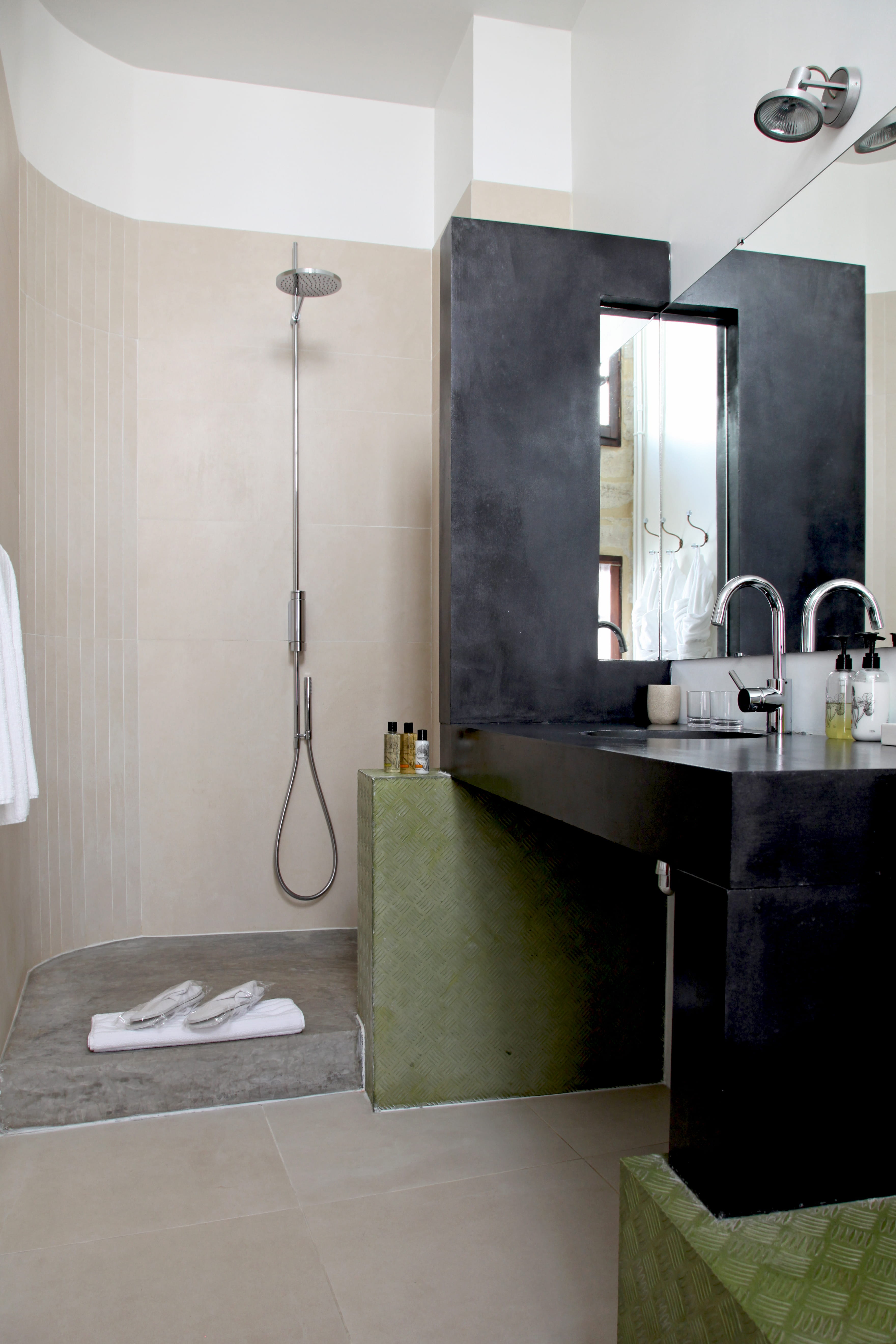 Salle de bain sol gris mur beige: comment peindre un carrelage ...