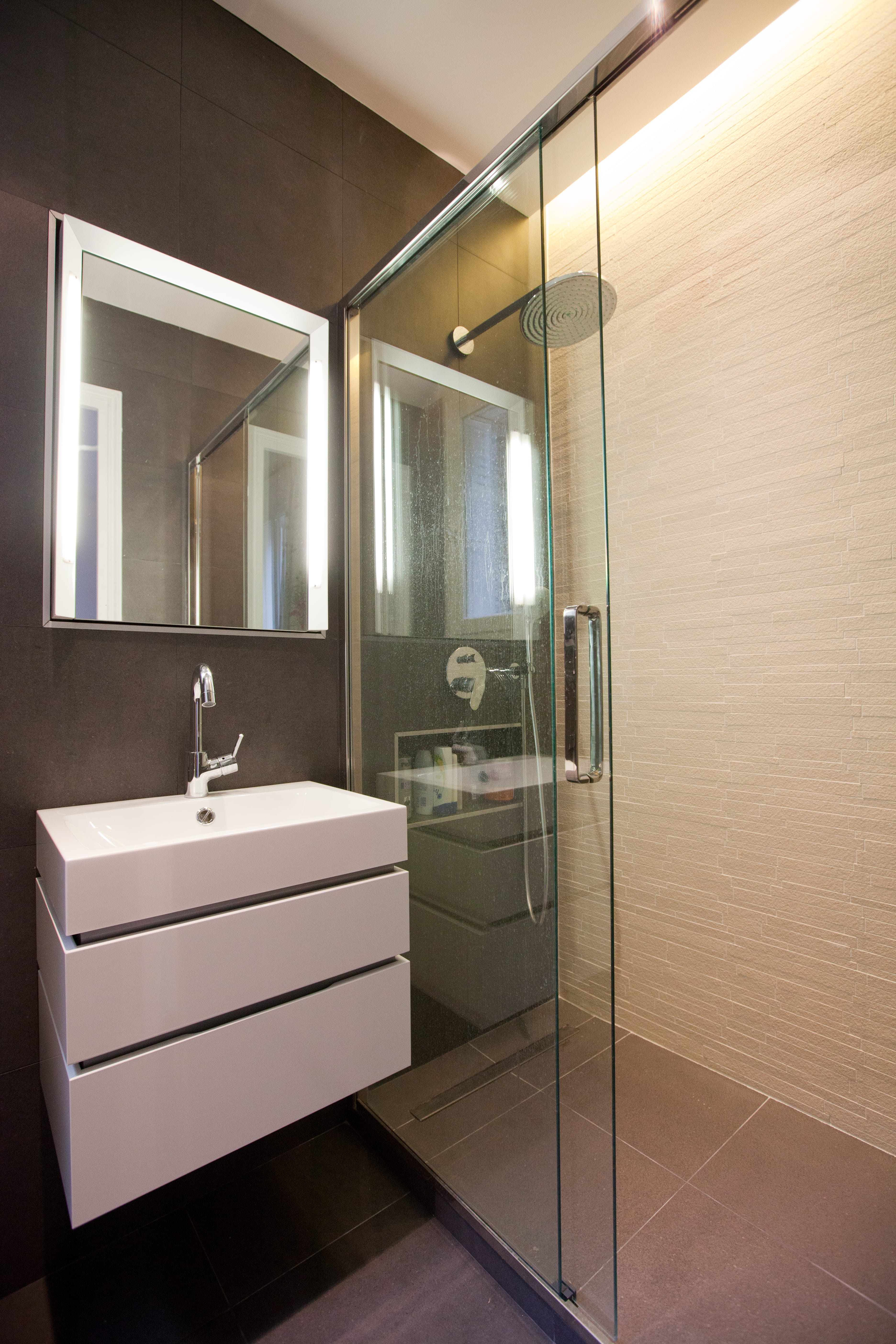 Petite salle de bains calme et graphique